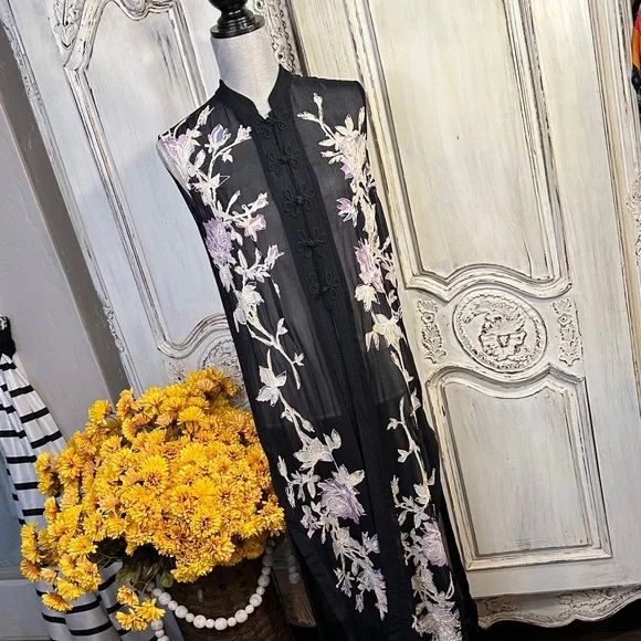 T Rose Embroidered Black Sheer Floral Sleeveless Duster - Picture 2 of 11